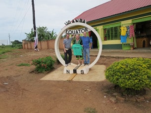 Vid ekvatorn med några resenärsvänner.