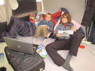 Heidi, Linda och barnen uppehåller sig i Combi Campen.