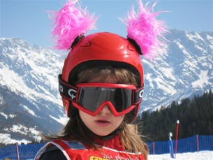 Massor av barn i skidskola