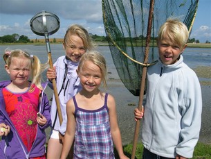 Glada barn på väg att utforska naturen