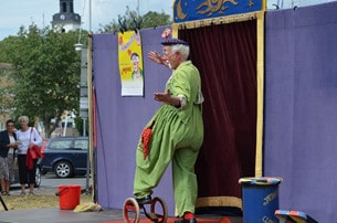 Clownen Manne uppträder på Barnens Bokdagar.