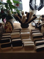 Ett stort sortiment finns i butiken.