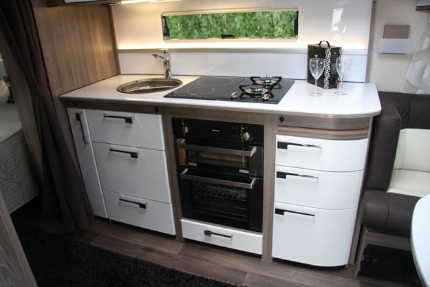 Royal, Imperial och Hacienda får som standard ett elegant träinrede kallat Shannon Oak.