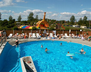Bogense Strand Camping är en av Danmarks sex campingplatser med fem stjärnor. Alla sex platserna har naturligtvis swimmingpool