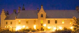 På Bosjöklosters julmarknad kan man avnjuta julkonsert i kyrkan.