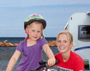 Det är härligt att vara norsk i Sverige, tycker Rhuni Endrestøl och dottern Martha som lär sig cykla utan stödhjul. Det var en ren tillfällighet att vi hamnade på Vita Sandars Camping.