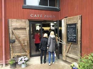 Café Zorn är inrymt i den gamla stallängan på Zorngården med vacker utsikt över trädgården. Här kan man bl a dricka öl från Mora bryggeri, äppelmust och lingondryck från Grangärde eller saft från Björgården.