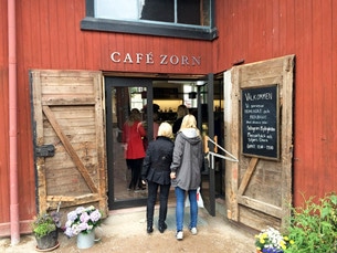 En avstickare från loppen kan vara att besöka Zornmuseet och ta en fika i caféet.