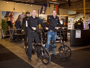 Jonathan Larsson och Joakim Guldstrand tar cykeln både till och på jobbet.