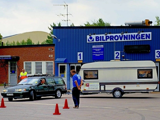 Caramba är en uppvisning i avancerad husvagnskörning på en manöverbana. Målet är att ta sig snabbast runt banan, vilket även innebär mycket backning. 