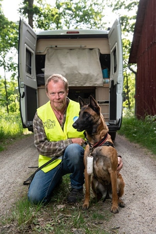 Även Monika Hirselands sambo Conny Holmqvist, liksom parets hundar trivs med sitt varierande husbilsliv.