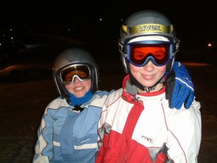 Jonas och Christine på 12 år vill hellre åka skidor än att sitta hemma och koppla av med familjen. Eller, rättare sagt, familjen får vänta tills liftarna stänger… 