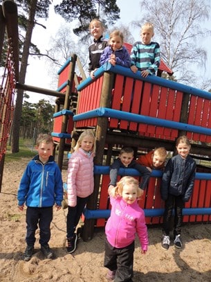 Det är gott om barn på Sandskogens camping och de har en väldigt fin lekplats att vara i. I täten på syskonskarorna, den yngsta kusinen; Engla Andersson, 2.
