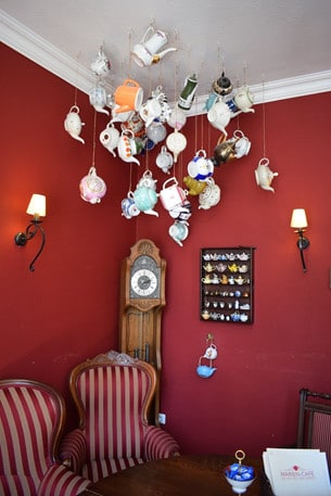 Marien Café i Flensburg har en speciell charm med alla sina kaffekannor som konstverk.