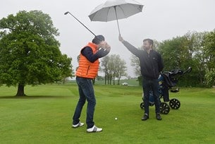 Fredrik Uhlin bistår med paraply-assistans åt Peter Hansen. 