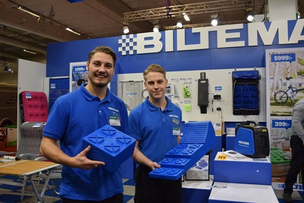 Linus och Gustav på Biltema visar en snillrik byggbar nivåkloss som utvecklats i samråd med Biltemas produktavdelning i Helsingborg.