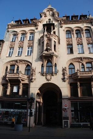 En av många vackra fasader längs Piotrkowska som är en provkarta på 1800-talets stilepoker. 