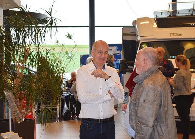 Platschef Ronny Westerlindh i samtal med en kund. 