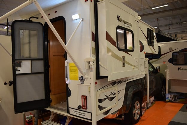Campers är ett spännande alternativ för aktiva campare som gillar naturen. Kanadensiska Adventurer har en slide-out, unikt för en liten camper som passar till japanska pick-ups. 