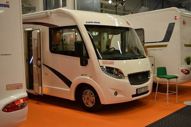 Agenturen för Eura återfinns sedan snart ett år hos Autohallen som också säljer McLouis och Karmann. Modellen på bilden heter Integra Line.