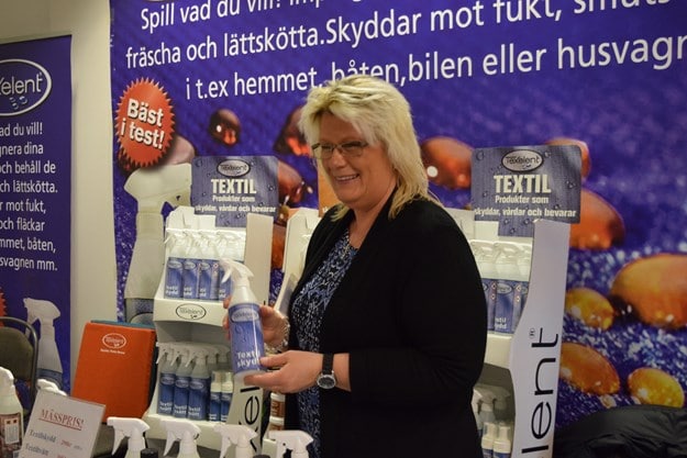 Spillt i soffan? Hade du förbehandlat med Texelent hade vätskan runnit av utan att ge fläckar, säger Carina Landeborn.