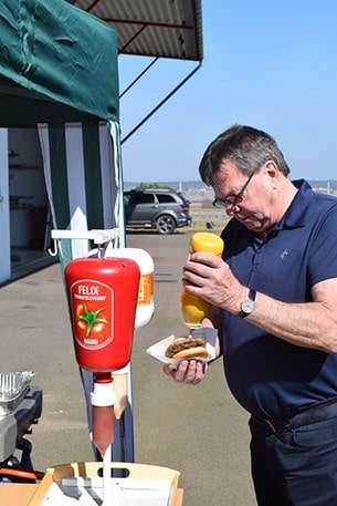 På menyn stod nygrillade hamburgare och diverse tillbehör. 