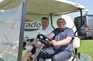 Rallymästaren Stig Blomqvist var på plats och underhöll deltagare med en gissningstävling. Till vänster Jörgen Fornander, ansvarig för märket Bürstner. 