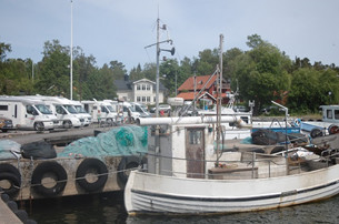 Ett antal parkeringsplatser hyrs ut av fiskarna som äger hamnen till husbilsekipage.