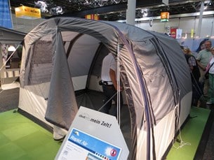 Den tyska tälttillverkaren DWT demonstrerar tältet utan pinnar. I stället pumpas luft in i kanaler som lyfter tältet och får det att stå stabilt