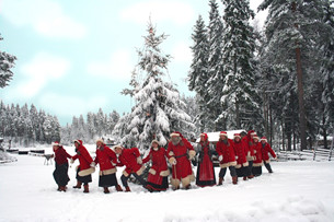 Tomten med nissarna i en traditionell dans kring granen. Anläggningen har årligen

ca 50 000 besökare, både sommar och vinter.