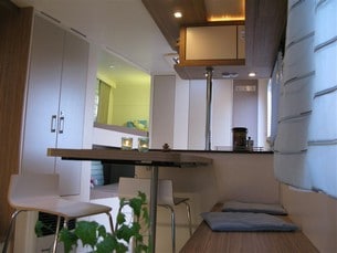 Köket är en integrerad del av vagnen med högt matbord och barstolar