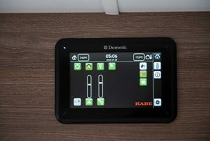 Den nya manöverpanelen, som

Kabe har utvecklat tillsammans med Dometic, styrs via en pekskärm och övervakar alla funktioner i husbilen.