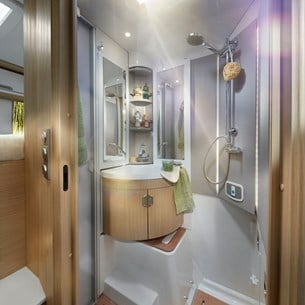 Den utdragbara toaletten försvinner helt i väggen och skapar det största duschutrymme i denna typ av husbilar.