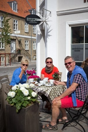 En paus på Danmarksresan med gofika på Brødremenighedens Honningkagebageri.