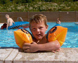 FDM Skive Camping har trots ett vackert läge vid fjorden inte någon badstrand – swimmingpoolen var därför en vändpunkt för platsen
