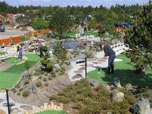 Minigolf är en populär aktivitet och flera campingplatser har anlagt minigolfbanor som gästerna kan använda sig av