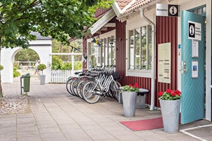 Butikerna har välfyllda glassdiskar där campinggästerna flockas varma sommardagar.