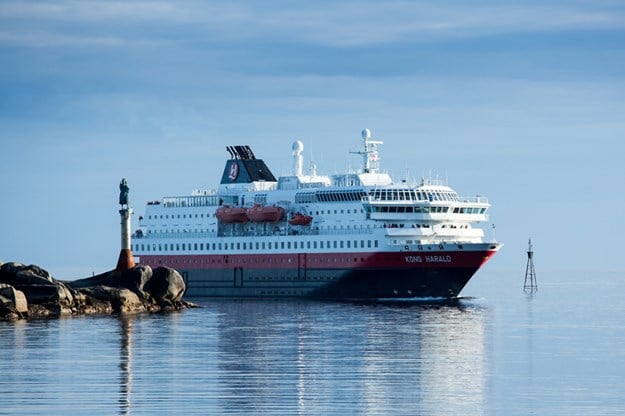 Fiskarkonan spejar efter sin fiskare och hälsar alla båtar välkomna in i hamn.