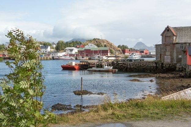 Fisket i Ballstad är fortfarande aktivt även om man idag satsar mer på turismen genom att hyra ut Rorbuerna. 