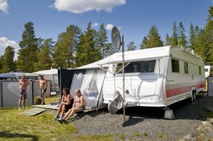 Sommaren är lite tvärt om, säger Marianne. Då är vi ute nästan hela tiden – grillar, läser och promenerar