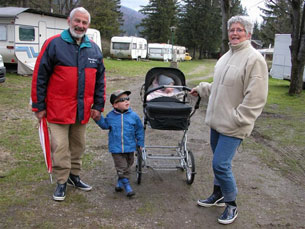 Vi njuter av kvällen och det fina vädret med en liten tur runt campingplatsen