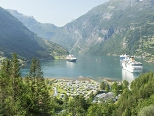 Majestätiska Geirangerfjorden med ställplats ända nere vid vattnet. 
