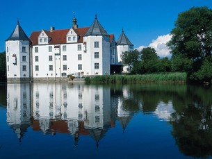 Både den danska och norska kungafamiljen härstammar från Glückborg. Här ses Glückborg Slott.