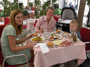 I Toledo kan du själv bestämma om du vill äta på öppen gata med massor med människor och mycket liv och rörelse eller som här på en undangömd bakgård, där det är lugn och ro.