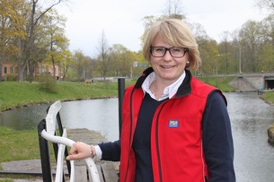 Informationschef i AB Göta Kanalbolag, Anna Meyer hoppas på stort stöd inför nyplanteringen av träden längs Göta Kanal.