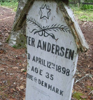 Mange klarede ikke den hårde tur over White Pass. Det gør et stort indtryk at se danske navne blandt de begravede på kirkegården uden for Skagway