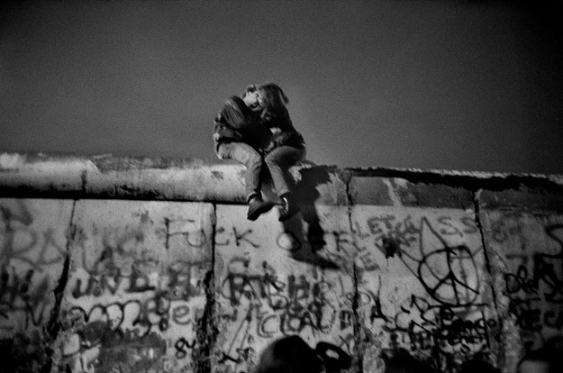 Guy Le Querrec, Tyskland. Nyårsfirande på Berlinmuren 1989.