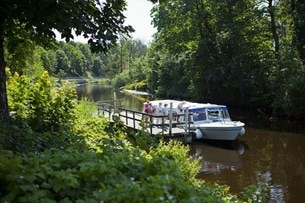 Hållplats för båten vid Ängelholm i Rönne å.