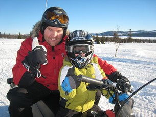 Rasmus och Mathias är redo för en tur på snöskoter