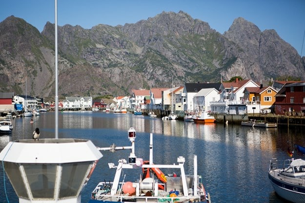 Henningsvaer i sin prakt med berg, vatten och båtar.